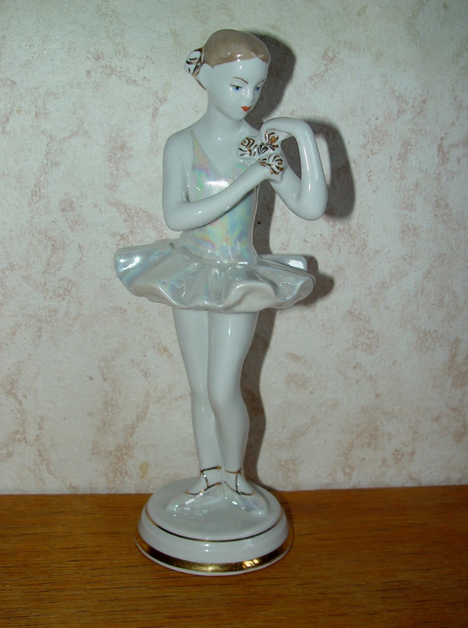 Скульптура "Балерина с цветком". 1950-е. Фарфор, люстр, золочение, роспись надглазурная. Размеры: 21,0*9,5*8,0 см. Фото взято из фотоаппарата.