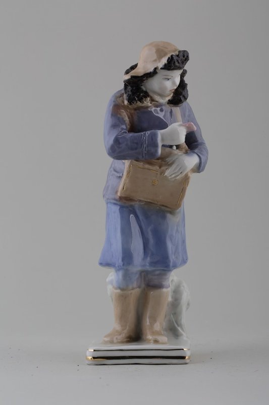 Скульртура "Почтальон Наташа". Начало 1950-х-. Фото взято из свободного доступа в интернете. Листайте галерею вправо.