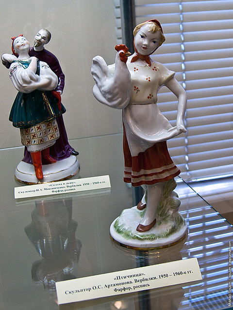 Скульптура "Птичница" 1950-е. В музее Вербилок.  Фарфор, роспись, позолота. Фото взято из свободного доступа в интернете.