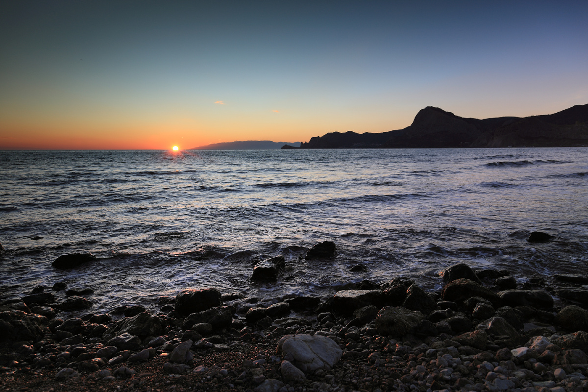 Закат в окрестностях Судака. Последние минуты заходящего солнца.