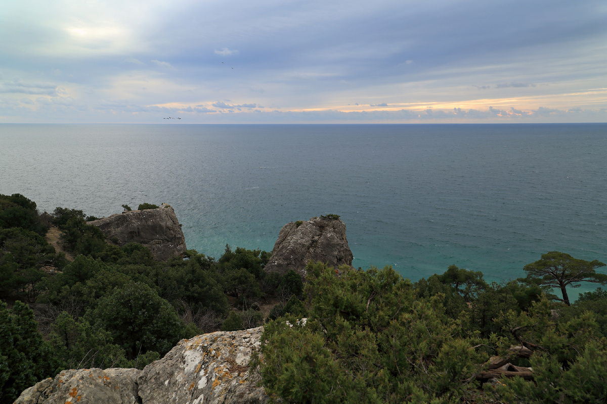 Чёрное море в облачный день со склонов горы Караул-Оба. 