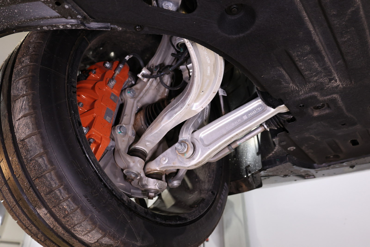 Zeekr 001 снизу, листайте