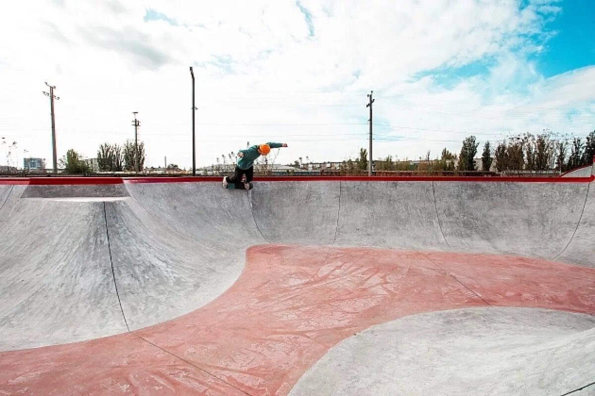    В райцентре под Волгоградом обустроили спортзону с боуловой скейт-площадкой