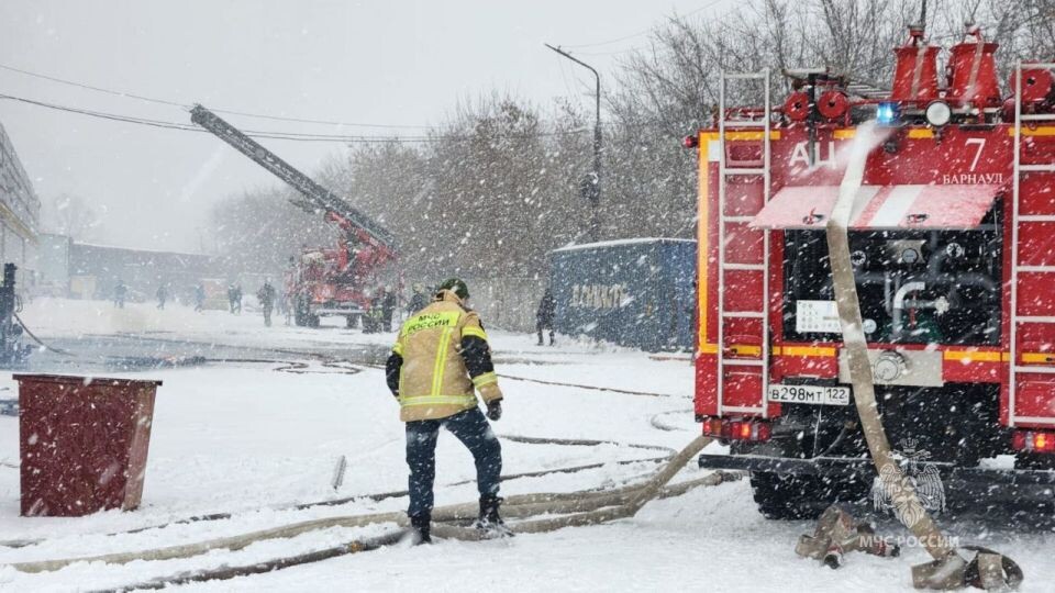    Пожар на Павловском тракте. Источник: t.me/mchs_altkray