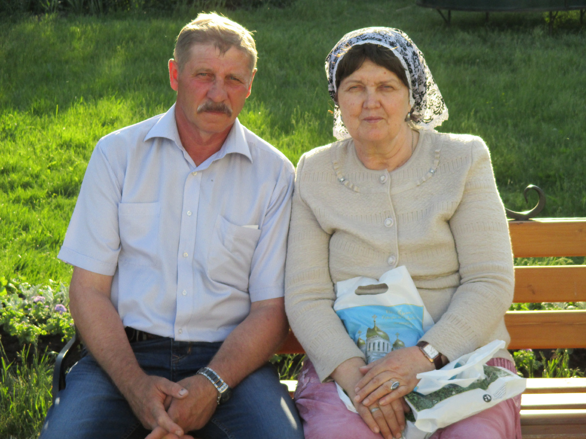 Тоже в Дивеево. Мамочка после Причастия счастливая и умиротворенная. Зато папа никак не придет в себя - среди скопища народа потерял маму в храме. Переволновался он тогда очень.