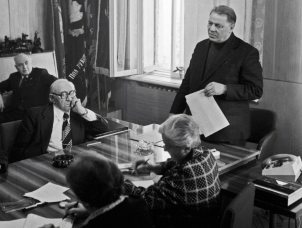 Николай Трофимович Сизов (стоит)