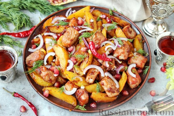 картофель, свинина, лук репчатый, чеснок, паприка молотая, кориандр молотый, чеснок сушёный молотый, соль, перец острый, масло растительное, лук репчатый красный, зелень, гранат