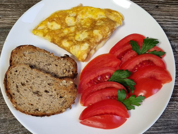 Омлет с томатами и поджаренным хлебом