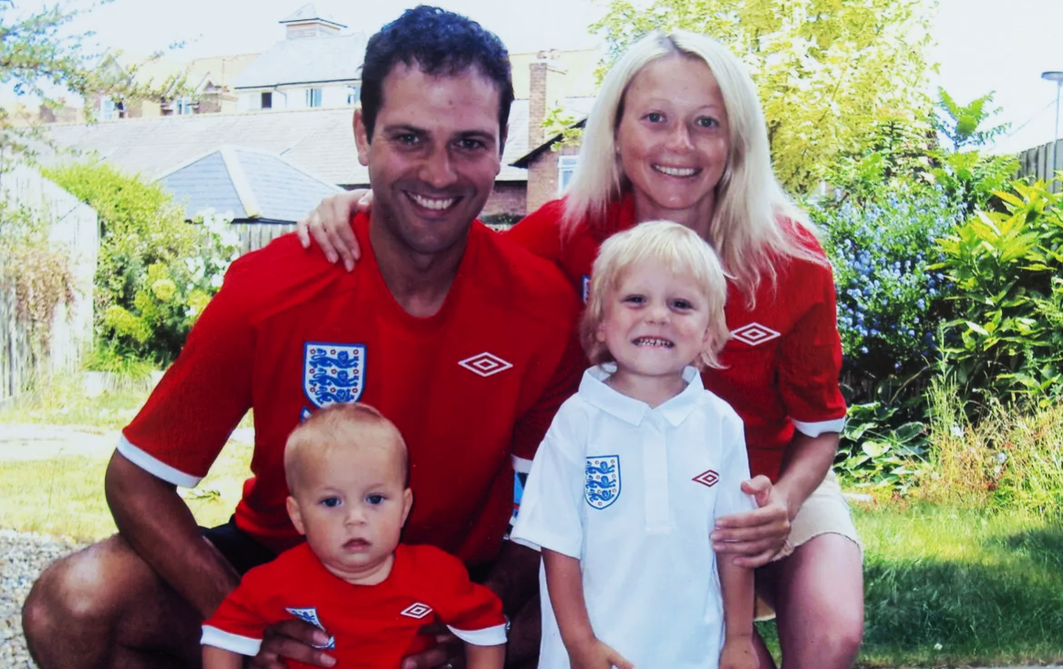 на фото Елена Бережная и Стивен Канзис с детьми 