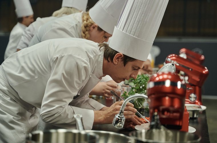 Шеф попытается выиграть главный кулинарный конкурс России вместе с заключенными женской исправительной колонии
Фото: Кадр из сериала «Шеф», реж. Михаил Расходников, 2024г.