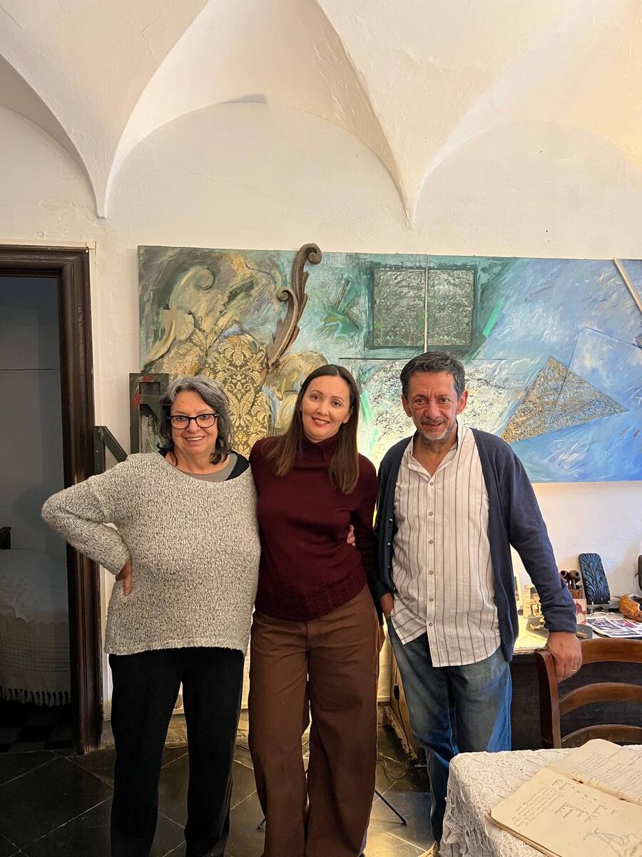 На снимке я (посередине) и нынешние хозяева дома - Даниэла и ее брат Джакомо. Мы стоим на фоне панно современного британского художника Майкла Грина - большого друга Casa Balestra 