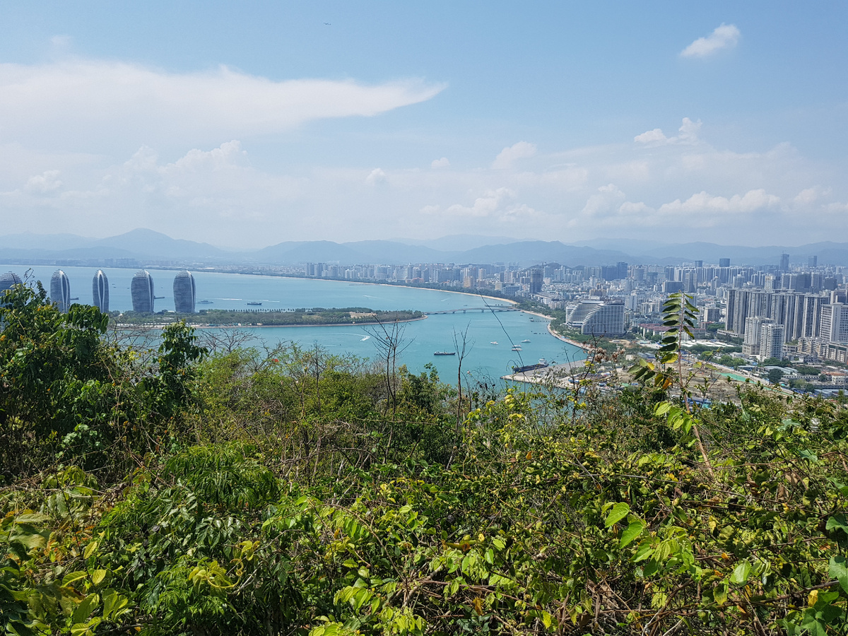 Вид на остров Феникс на о Хайнань в Китае