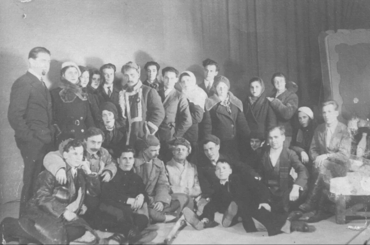    Коллектив Вёшенского театра казачьей молодежи перед постановкой "Поднятой целины". Вешенская, 1930-е гг.