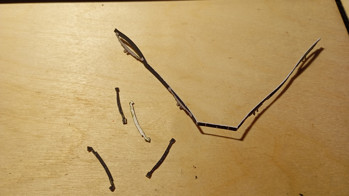 Рама и рессоры. Два слоя бумаги. Торцы, что клеятся к кузову, не красим для лучшей склейки.