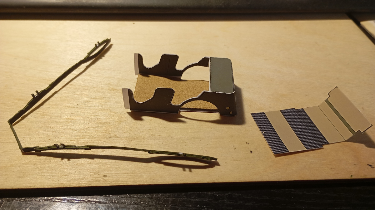 Гофрокартон на днище для усиления конструкции. Сверху по толщине идеально встал пол.