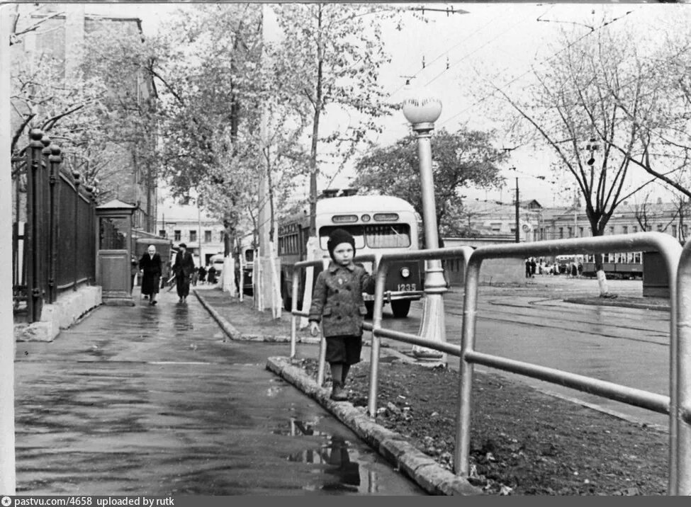 Марксистская ул в 1962 г. Справа виден трамвайный круг, 