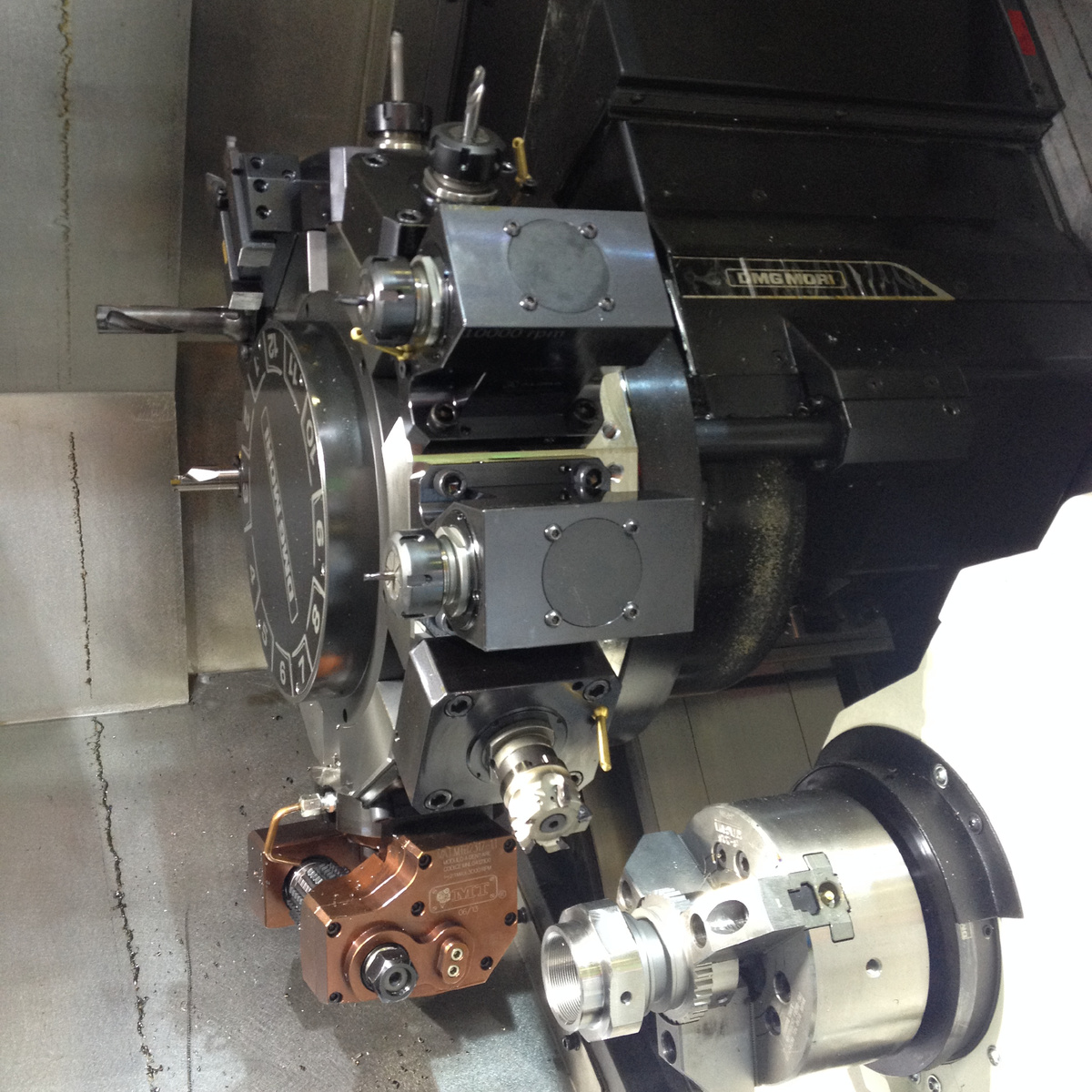 Установленный контршпиндель на токарно-фрезерном станке