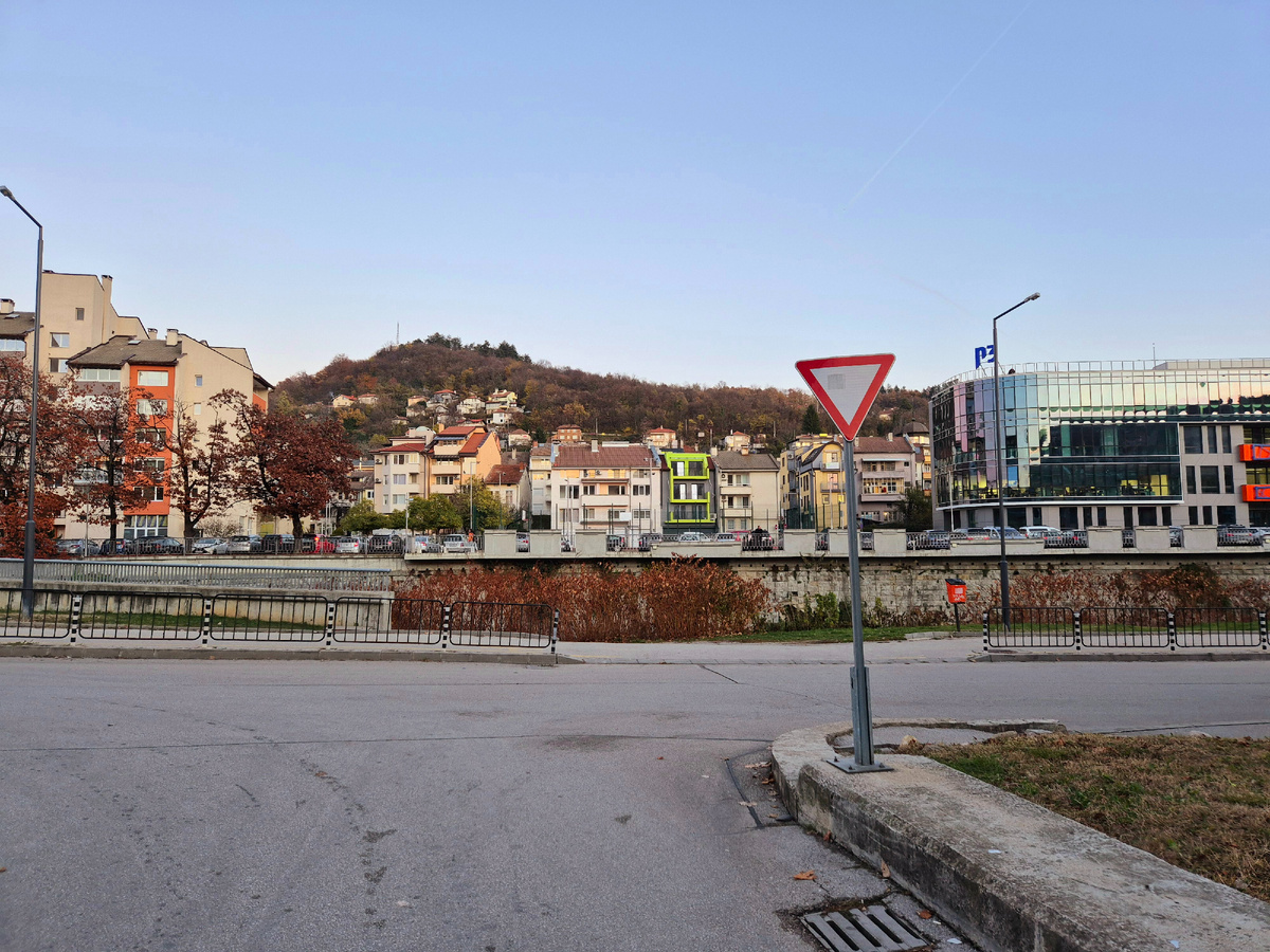 Дом, где мы сейчас живем прямо в центре фото (ярко-бежевый узкий), а справа большое здание Р3.