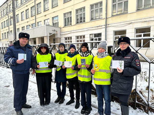 Тверские автоинспекторы и отряд ЮИД приурочили ко Дню матери акцию «Автомама»
