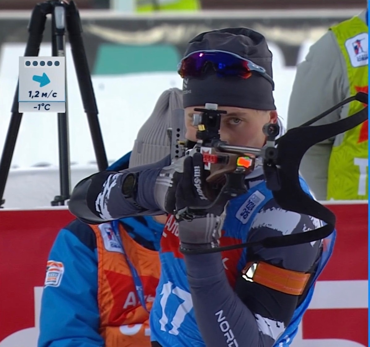 Даниил Серохвостов на стрельбе в масс-старте в Ханты-Мансийске.