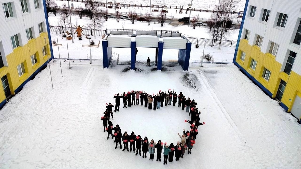    Нижневартовск отметил День матери ярким флешмобом «Сердце - маме»