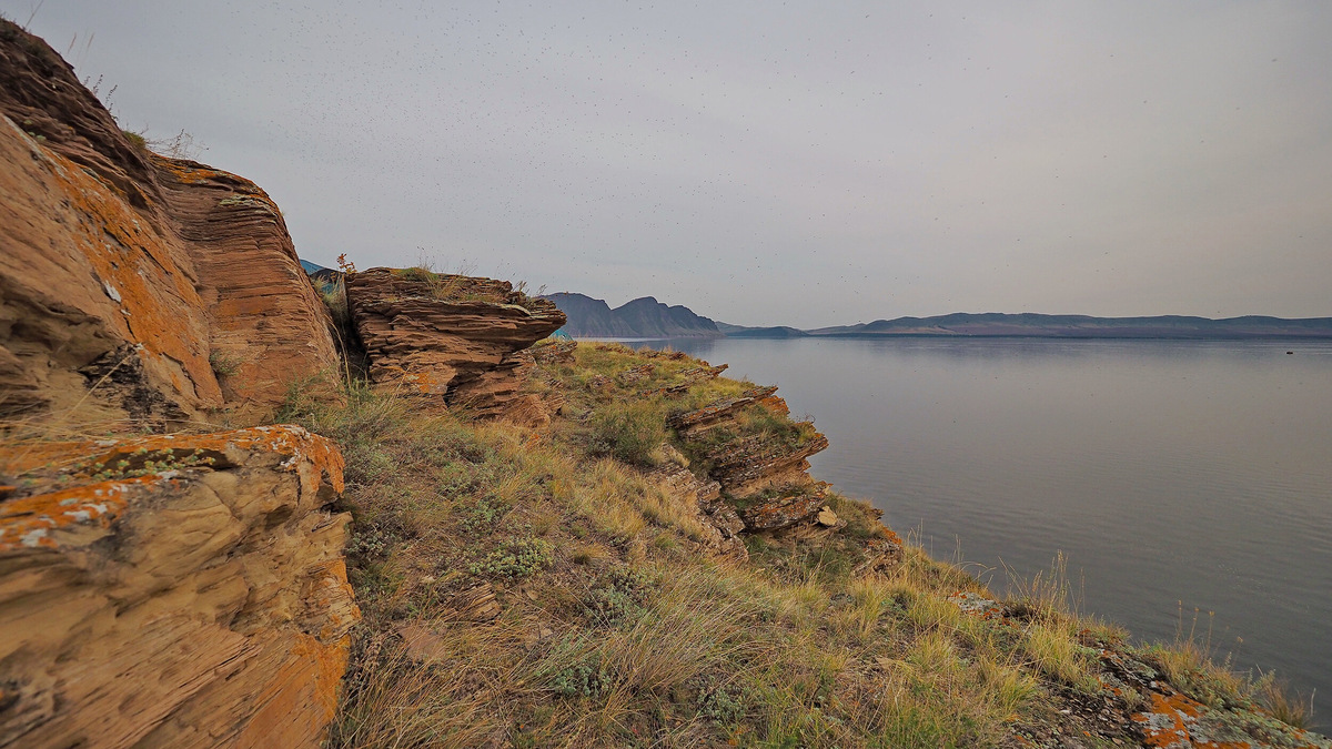 Северный склон гор отличается крутизной, в то время как южный — более пологий. С вершины открывается вид на реку Енисей