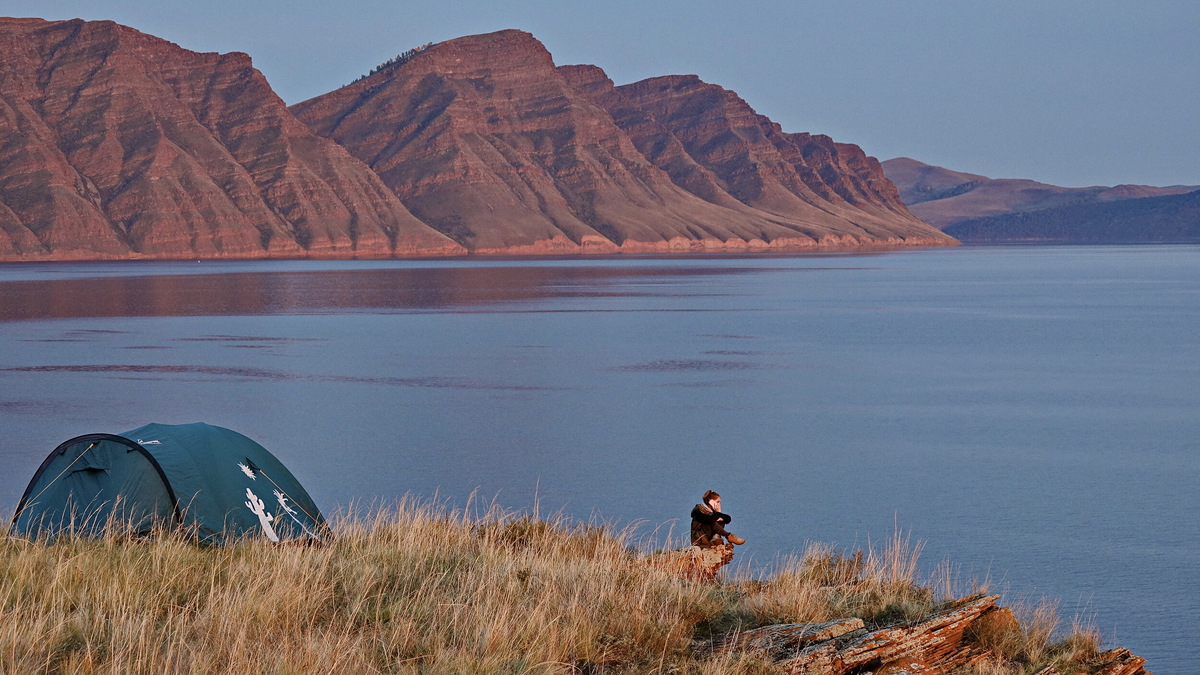 Горы простираются на 12 километров, образуя правый склон долины реки Биджа