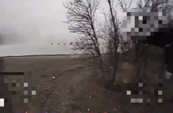    Кадры взаимного уничтожения дронов на одном из участков фронта на ЛБС. Видео: ТГ-канал Colonelcassad