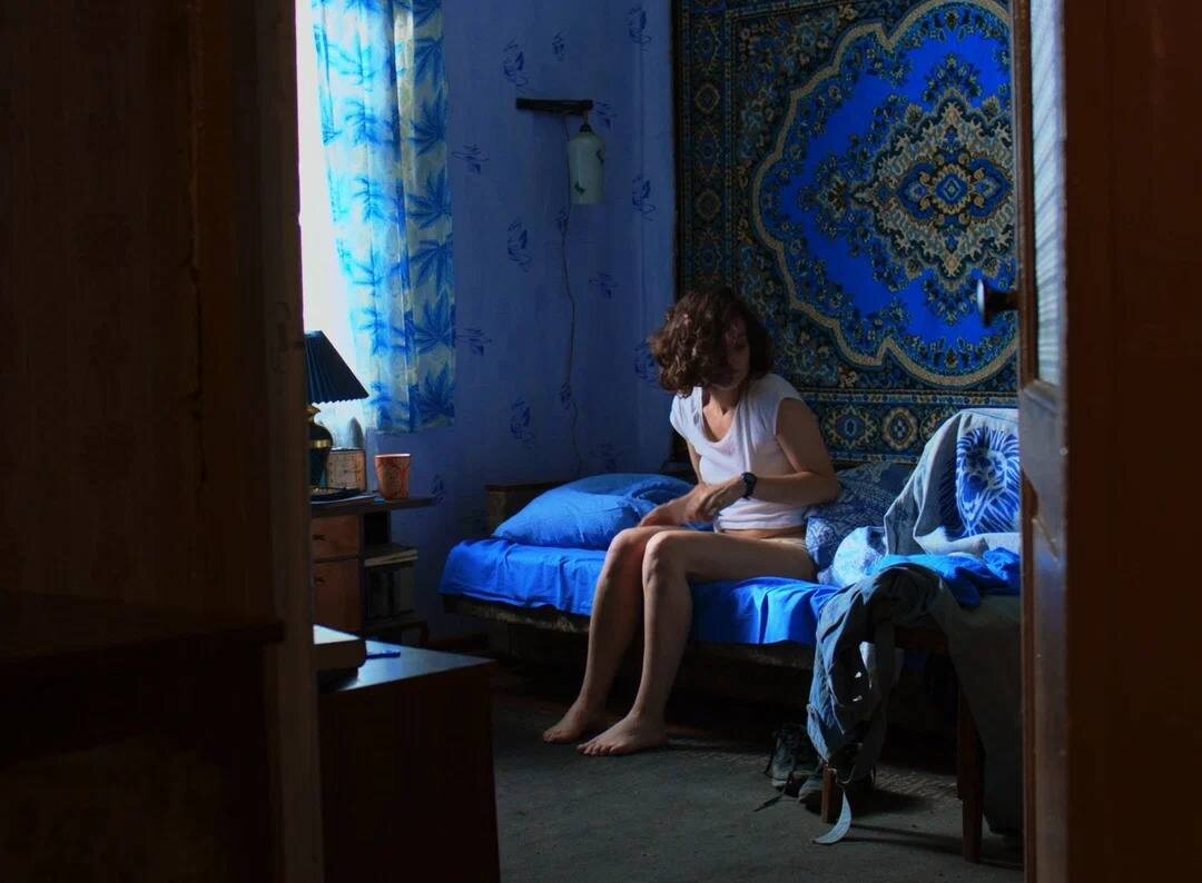 Кадр из фильма "Теснота" (2017)