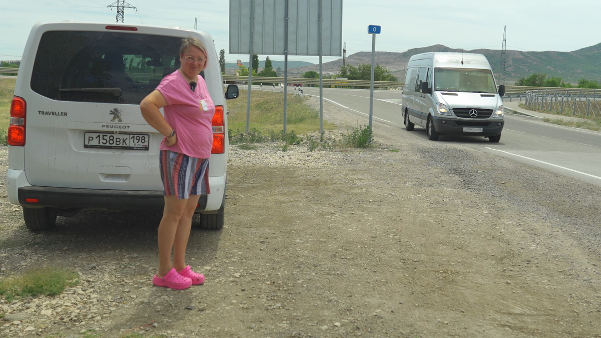 Автомобиль службы доставки животных подъезжает