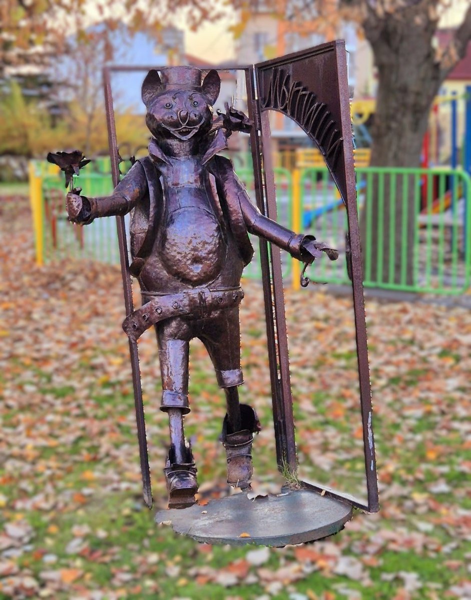 Вот такой котик украшает собой соседнюю детскую площадку, будем считать, что это он нам лично цветочек в поздравление несет :).