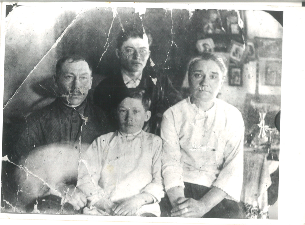 Михаил Васильевич и Иван Васильевич Велины с родителями. Фото из семейного архива