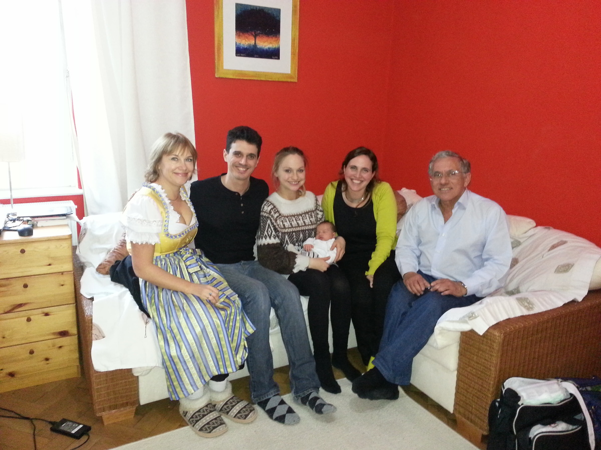 зять Марино-Матиас, дочь мужа Ольга, старший внук Марино-Юрий, ему две недели от роду, Лихия - сестра Марино-Матиаса, сват Марино-Хосе. Мюнхен.