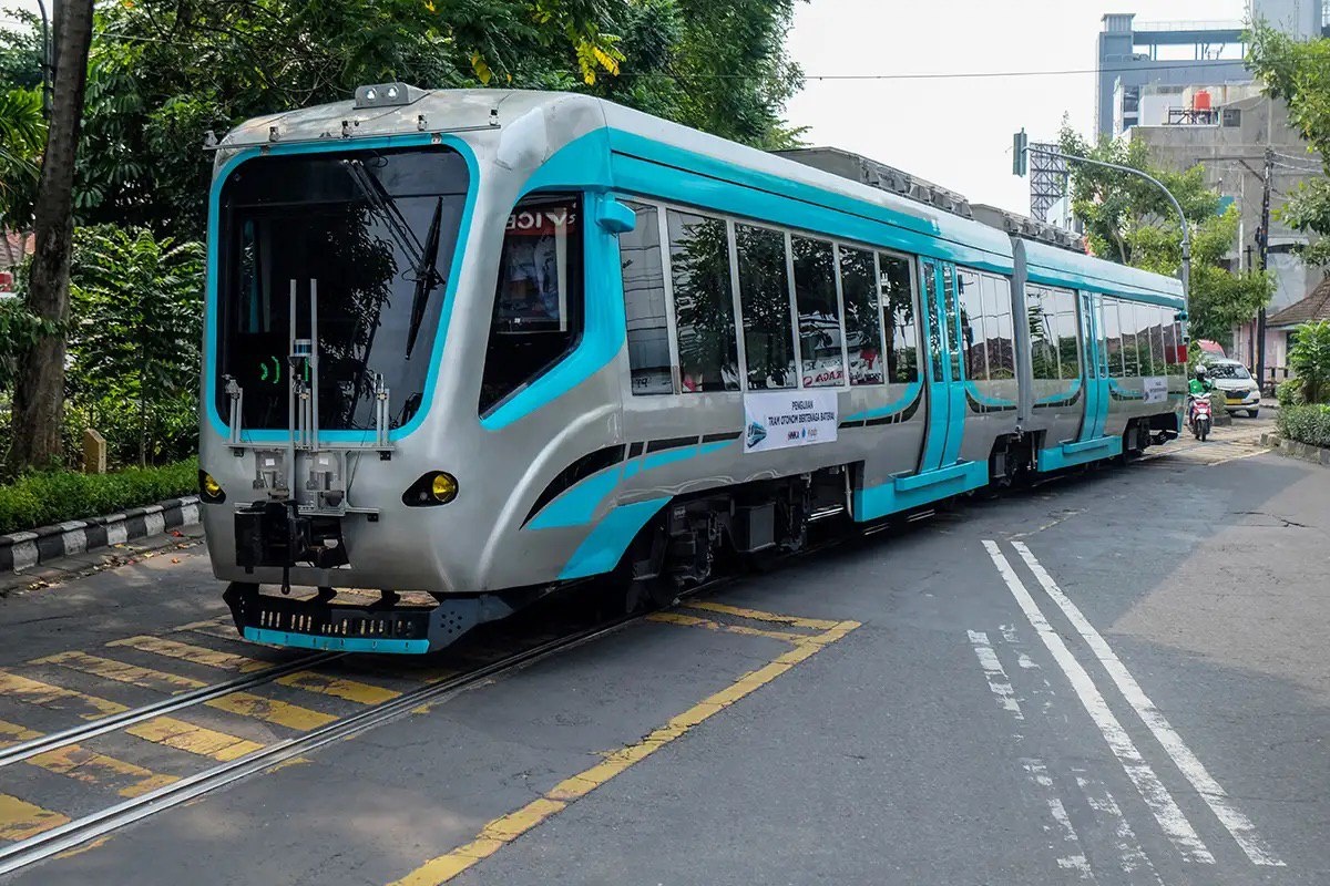 Аккумуляторный трамвай-поезд PT Inka в Индонезии. Источник: Maulana Surya/Antara