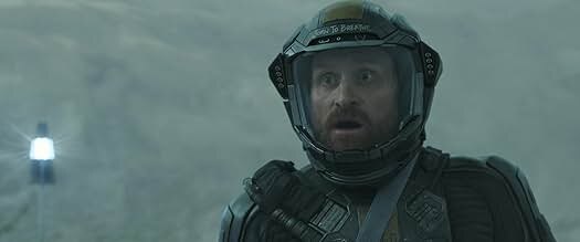 Этот парень крутой, со своим именным шлемом. 