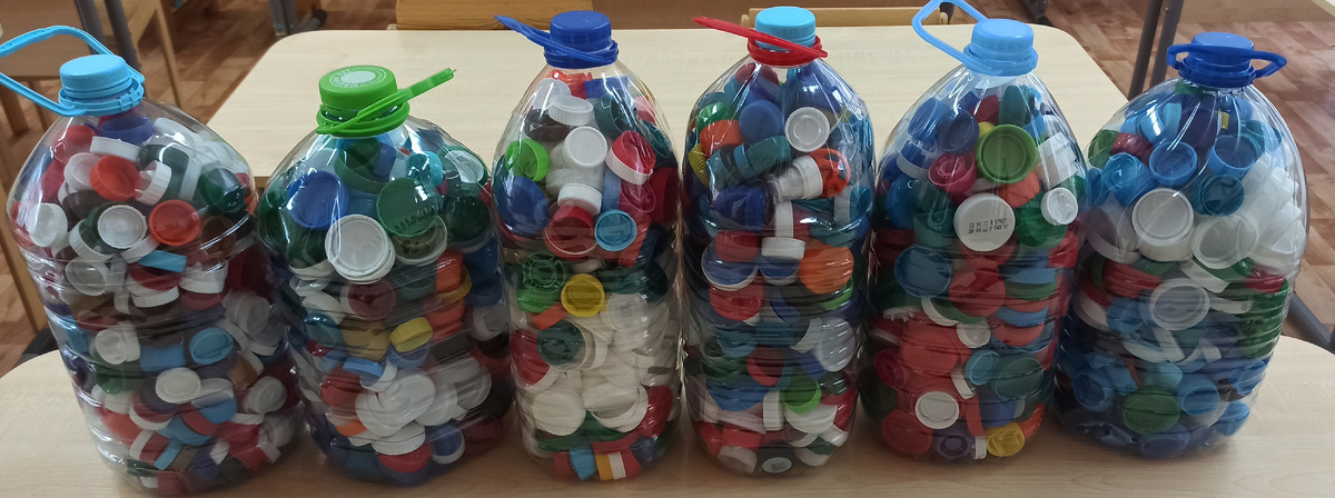 Первая собранная нами партия крышечек