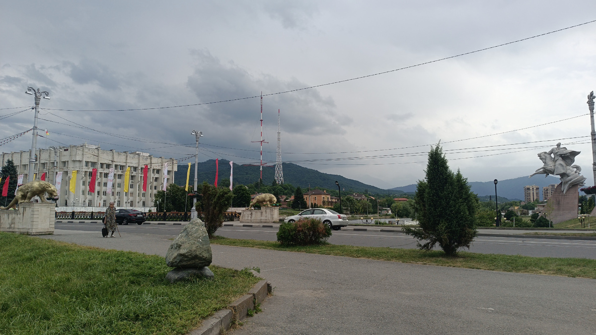 Барсы у Чугунного моста. Памятник Дважды Герою Советского Союза генералу армии И.Плиеву