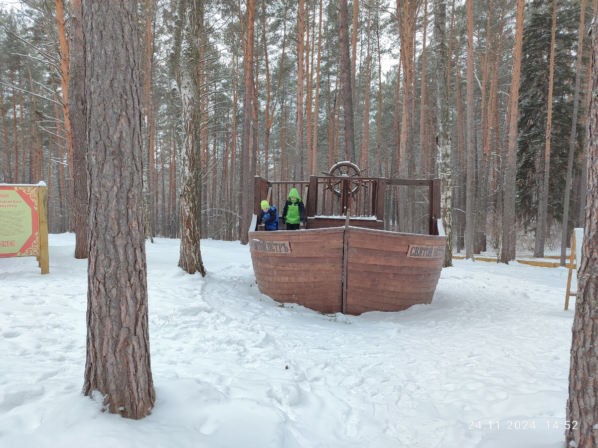 Паша и вадим. Хотели уплыть от нас на корабле,да не смогли. Оказалось, что штурвал не проворачивается
