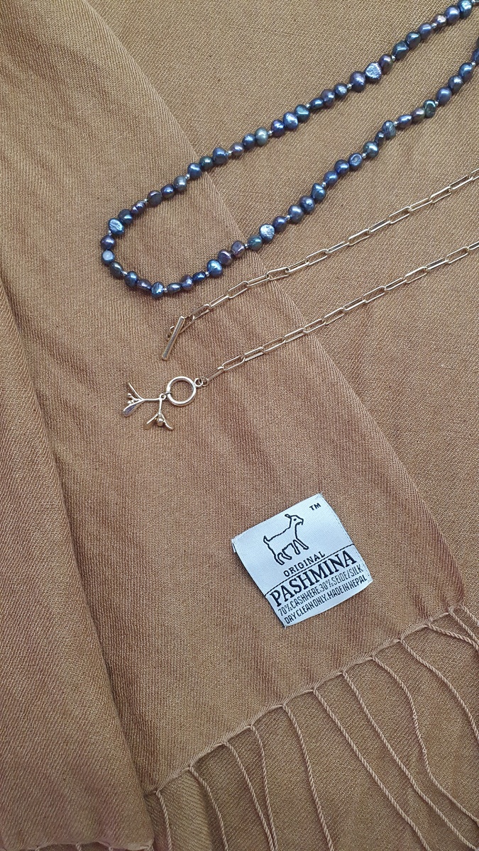 Цвет карамельки. В составе 70% кашемира и 30% шелка. Произведено в Непале.