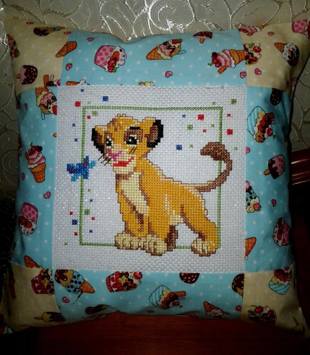 Любимый персонаж моей дочери. Подушечка всегда с ней во всех путешествиях.