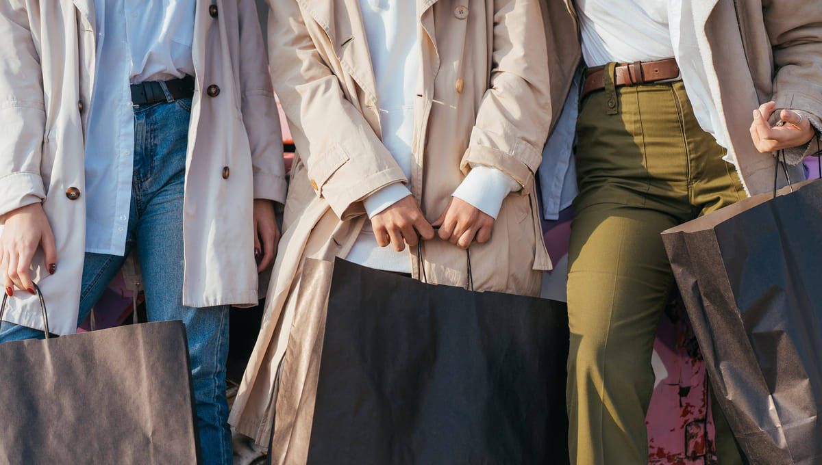    Асимметрия, бахрома и платья принцессы – стилист назвал 7 трендов 2025 года