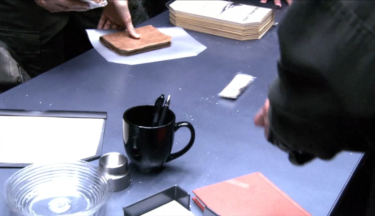 Вот простые офицеры выкладывают на стол очень скудные запасы еды чтобы поделить всё. Натурально пару батончиков и пара галет на несколько здоровых спортивных мужиков, не говоря уже про женщин (хотя они тоже люди) 