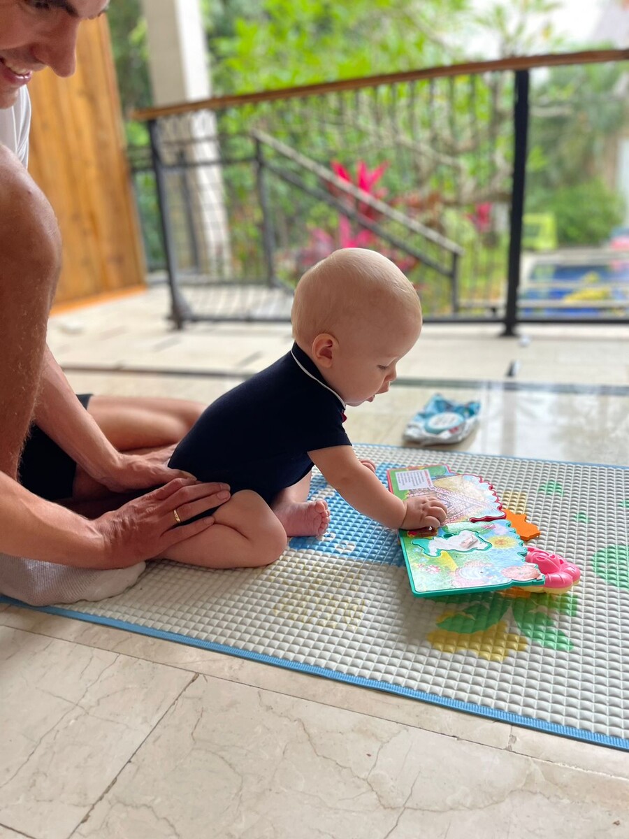 Сидение с опорой на руки позволяет ребенку подготовиться к вертикальной нагрузке