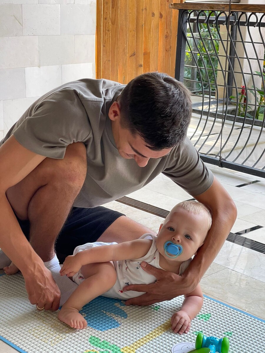 Самостоятельно дети садятся с бока или из четверенек