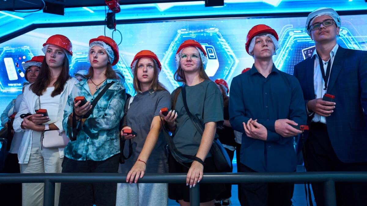    Ученики столичной школы на профориентационной экскурсии в центре «Профессии будущего» / Фото: Пресс-служба комплекса социального развития Москвы