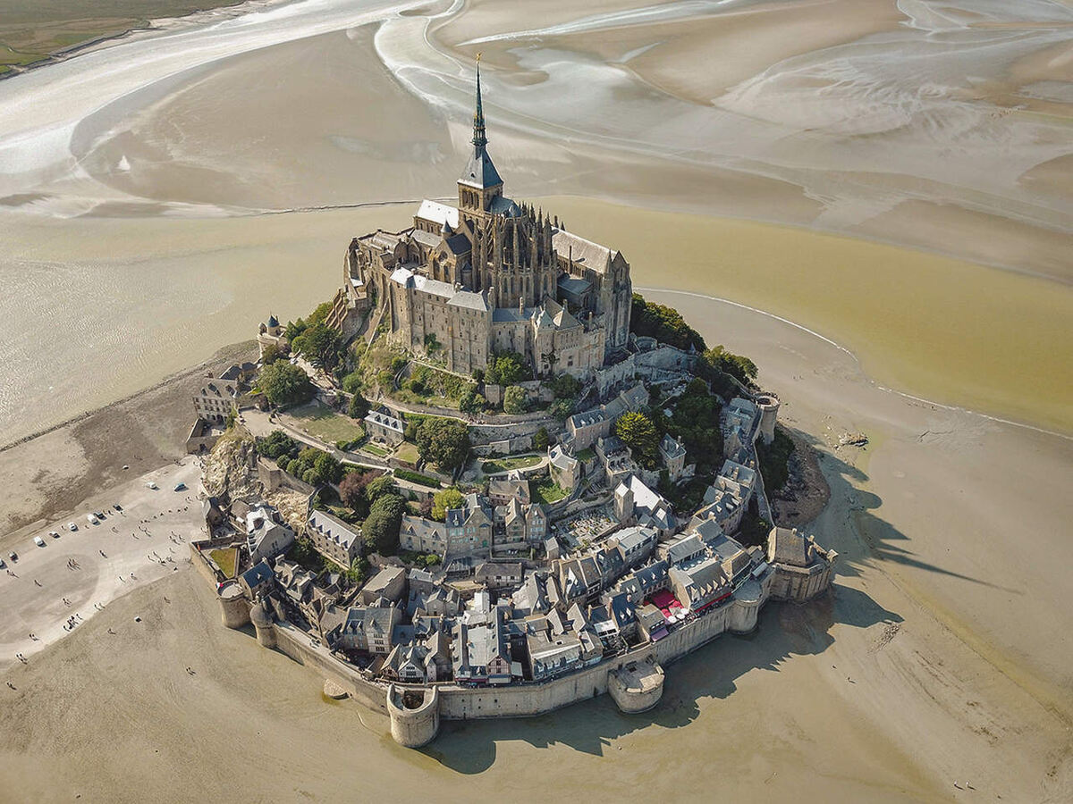 Вид на заком Мон-Сен-Мишель во Франции. Источник: Яндекс картинки