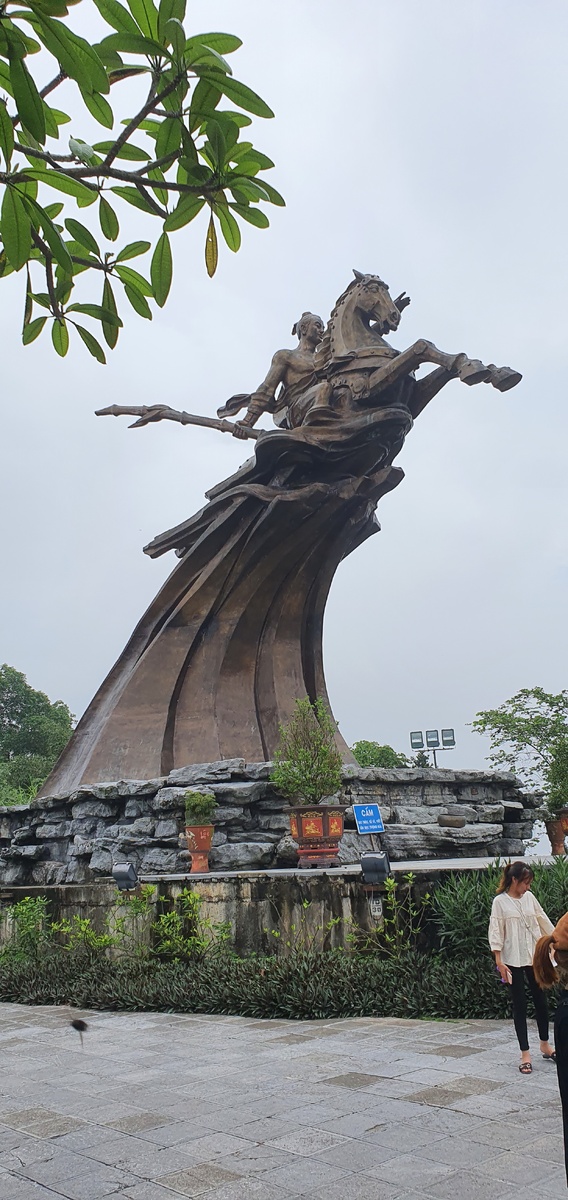 Статуя отлита из бронзы, имеет высоту 11.07 м., вес, порядка 85 тонн.