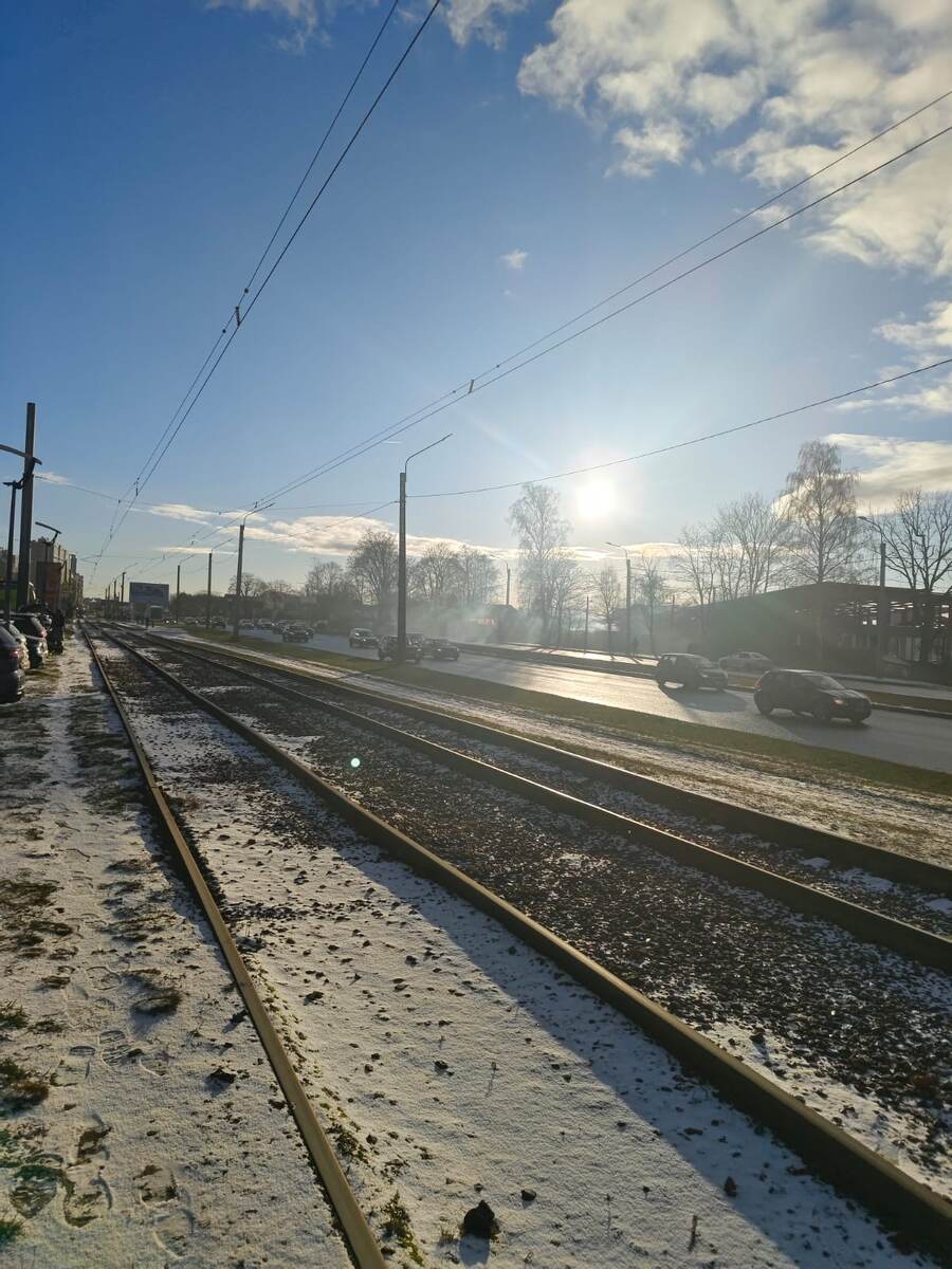 Вот оно - солнце Петербурга. Супруг сделал фото, пока ждал автомобиль.