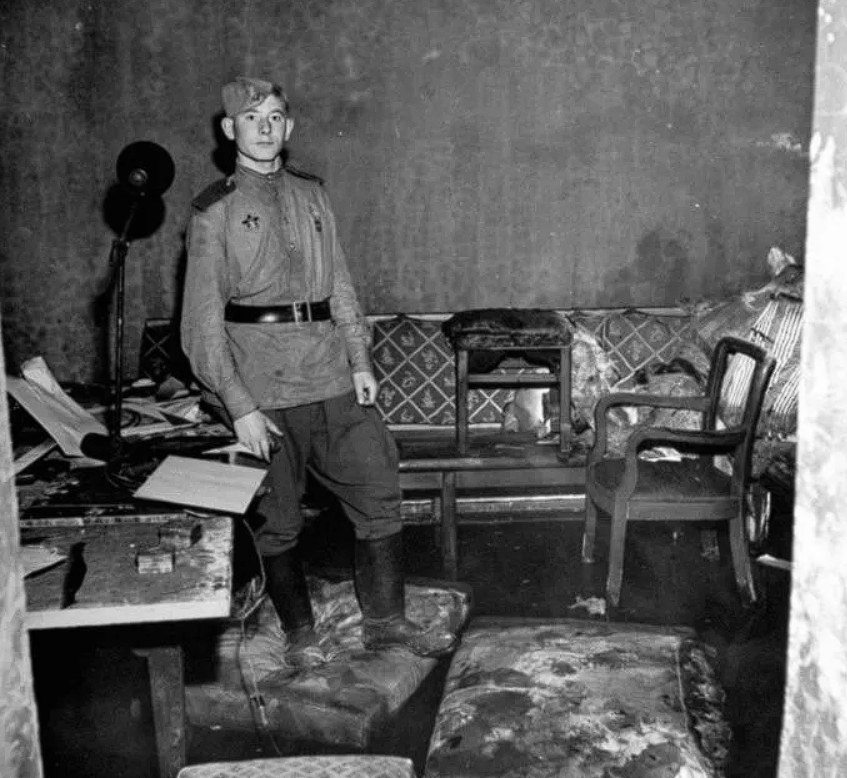 Советский солдат в бункере Гитлера в 1945 году