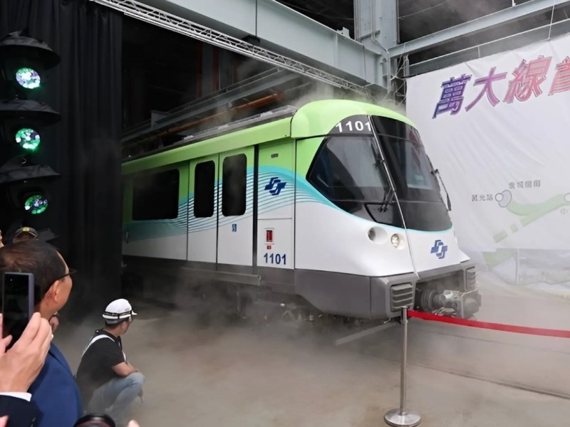    Новый беспилотный поезд сокращает время поездок